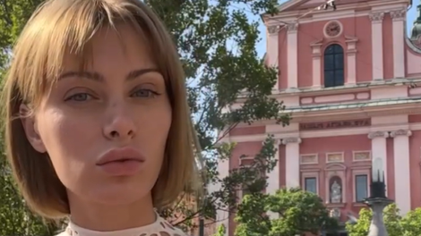 Ena največjih pornozvezdnic sveta na obisku pri nas: ali raziskuje svoje slovenske korenine?