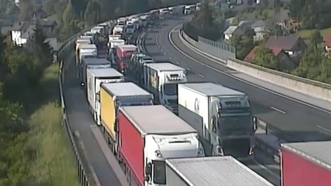 Na avtocesti boste čakali tudi do 40 minut: poglejte, kje se vijejo dolgi zastoji