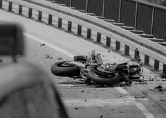 Po trčenju z voznico, ki je izsilila prednost, umrl 48-letni motorist