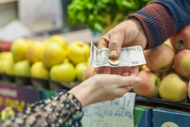 Blagajničarke so razkrile, zakaj kupcem počnejo to: "Meni so naročili, da moram tako delati"
