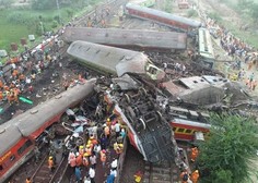Trčenje treh vlakov: huda železniška nesreča terjala že skoraj 300 življenj (število žrtev še vedno raste)