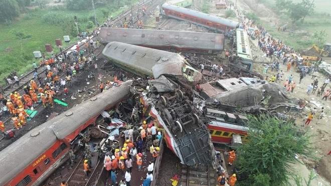 Trčenje treh vlakov: huda železniška nesreča terjala že skoraj 300 življenj (število žrtev še vedno raste) (foto: Twitter/KhalidAmiri01)