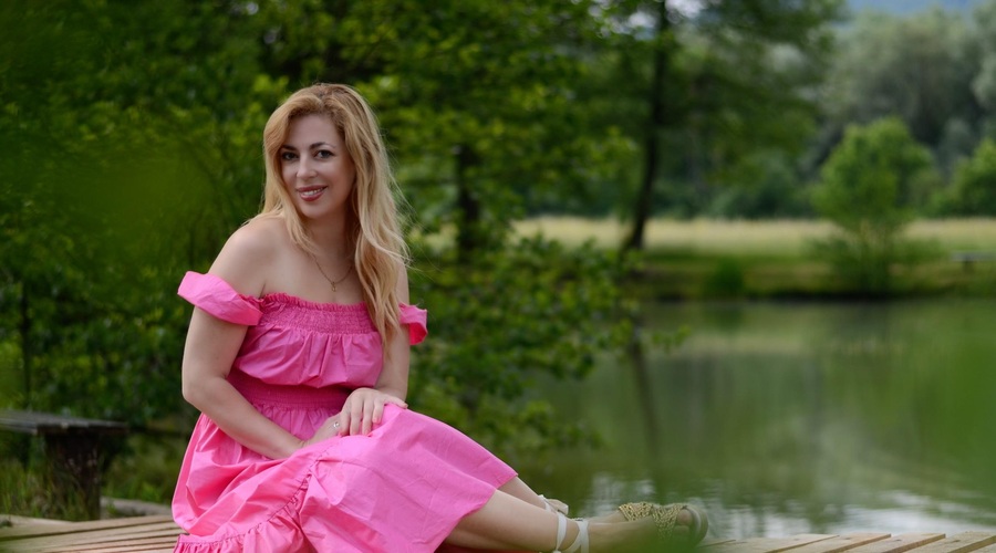 Voditeljica Ana Tavčar popolnoma spremenjena. Takšno pričesko si je omislila in navdušila (FOTO) (foto: Matej Pirkovič)