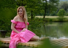 Voditeljica Ana Tavčar popolnoma spremenjena. Takšno pričesko si je omislila in navdušila (FOTO)