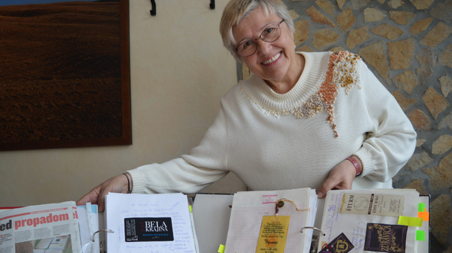 Zbirateljica, kot je še niste spoznali: Zdravka Abram s svojo zbirko vinskih etiket navdušuje doma in po svetu (foto: Marijana Podhraški)