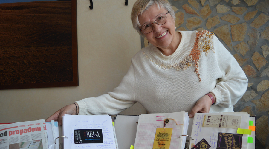 Zbirateljica, kot je še niste spoznali: Zdravka Abram s svojo zbirko vinskih etiket navdušuje doma in po svetu (foto: Marijana Podhraški)