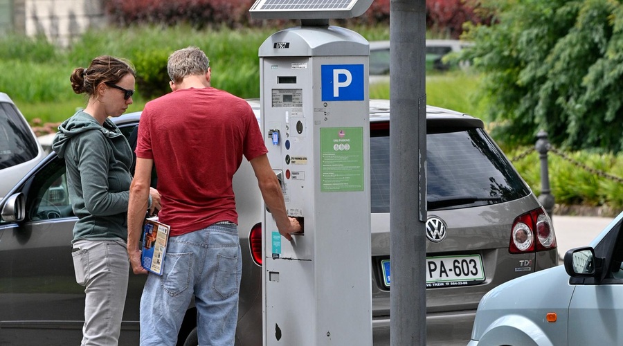 Bo treba v središču Ljubljane že kmalu parkirnino plačevati tudi ob nedeljah? (foto: Žiga Živulović j.r./Bobo)