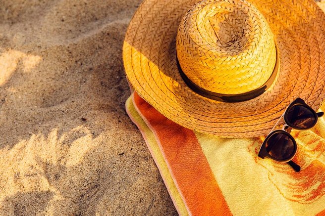 Z brisačo za plažo z nami domov pride veliko več kot zgolj pesek: nikar je takoj ne pospravite, najprej je dobro narediti tole