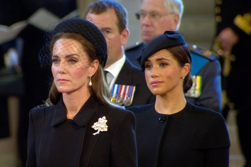 Kraljeva družina prisolila zaušnico princu Harryju in Meghan Markle (to je pa res bolelo) (foto: Profimedia)