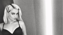 ženska slikana v ogledalu