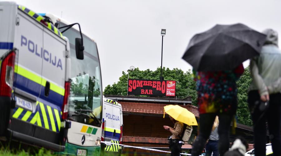 Streljanje v Fužinah: storilec je v znanem lokalu pristopil h gostoma, skupaj so odšli na dvorišče (foto: Igor Kupljenik /Bobo)