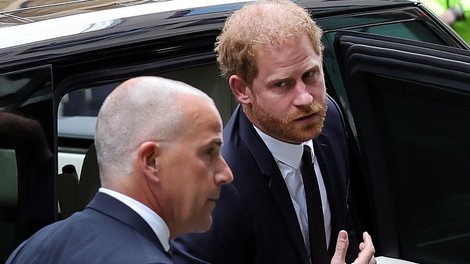Harry ne bo odnehal: vrnil se je v London in stopil pred sodišče