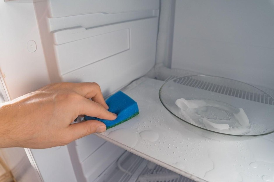 Kako ste do zdaj odmrznili hladilnik? Ste ga izklopili in čakali, da se led stali, preden ste ga lahko očistili? …