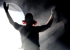 Pevec priljubljene glasbene skupine obtožen spolnega nadlegovanja