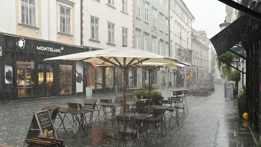 Nad Ljubljano se je razbesnela nevihta s točo, izdano oranžno opozorilo