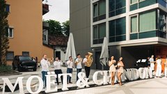 Belo-zlata zabava ob bazenu s spektakularnim razgledom z znanimi obrazi (FOTO)