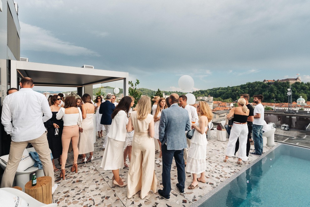 Belo-zlata zabava ob bazenu s spektakularnim razgledom z znanimi obrazi (FOTO)