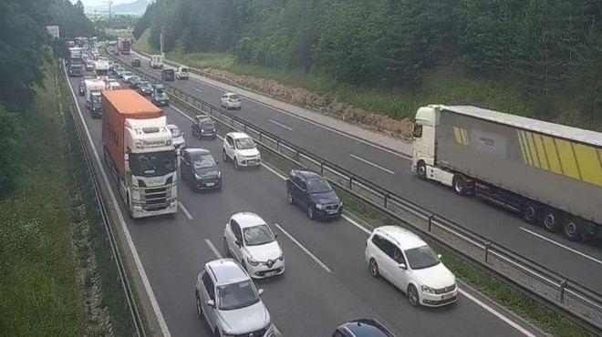Neskončne kolone vozil: Slovenija ohromljena zaradi cestnih zastojev (foto: Promet.si)
