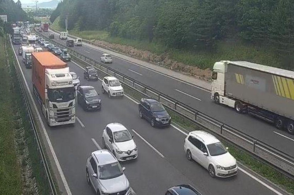 Neskončne kolone vozil: Slovenija ohromljena zaradi cestnih zastojev (foto: Promet.si)