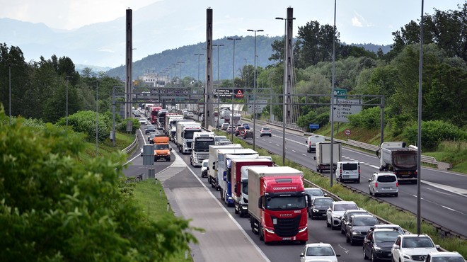 Prometna nesreča v bližini Ljubljane, zastojem ni videti konca (foto: Igor Kupljenik/Bobo)