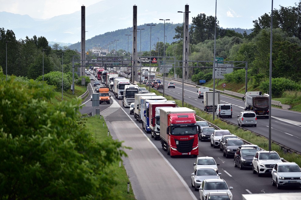Prometna nesreča v bližini Ljubljane, zastojem ni videti konca (foto: Igor Kupljenik/Bobo)