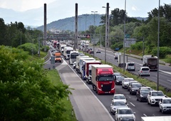 Prometna nesreča v bližini Ljubljane, zastojem ni videti konca