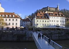 Turisti v centru 'najlepšega mesta' razgrajajo in lulajo kar po fasadah? (mestna uprava pojasnjuje)