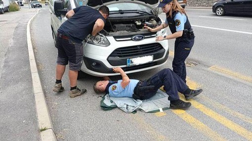 Policisti v Mariboru rešili ujetega mucka iz vozila (fotografije razkrivajo čudovito zgodbo)