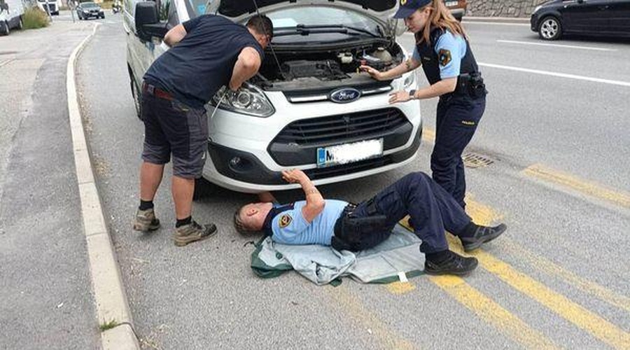 Policisti v Mariboru rešili ujetega mucka iz vozila (fotografije razkrivajo čudovito zgodbo) (foto: Policijska uprava Maribor/Facebook)
