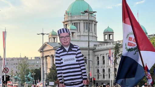 Protesti v Beogradu: "Če ne bodo izpolnili naših zahtev, bomo začeli z novimi akcijami. Poti nazaj ni!" (FOTO in VIDEO)