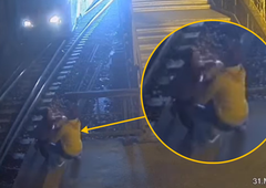 Pretresljiv posnetek skorajšnje tragedije: junaški mladenič mater in otroka v zadnjem trenutku rešil pred vlakom (VIDEO)