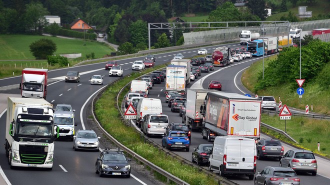 Vozniki, pozor: na številnih cestah nastajajo zastoji (poglejte, kje je najhuje) (foto: Igor Kupljenik / Bobo)