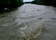 V Dravi našli truplo 4-letnika: njegova mama klicala na pomoč, odpeljali so jo v bolnišnico