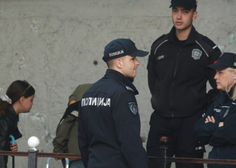 Pred beograjsko osnovno šolo, kjer se je zgodil pokol, našli grozeč predmet (takoj so obvestili policijo)