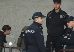 Pred beograjsko osnovno šolo, kjer se je zgodil pokol, našli grozeč predmet (takoj so obvestili policijo)