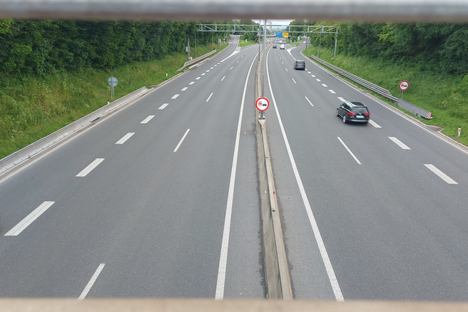 Če se boste na praznični petek peljali po slovenski avtocesti, vas lahko preseneti, kdo je na vozišču
