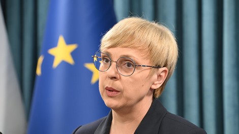 Predsednica države se zmrduje nad svojo plačo (meni, da je njen položaj neenak)