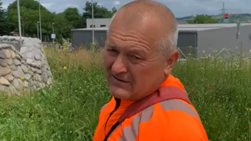 VIDEO: Franc Kangler s kosilnico v roki po zaraščenem Mariboru: "Sredi junija smo pa je meter trave"