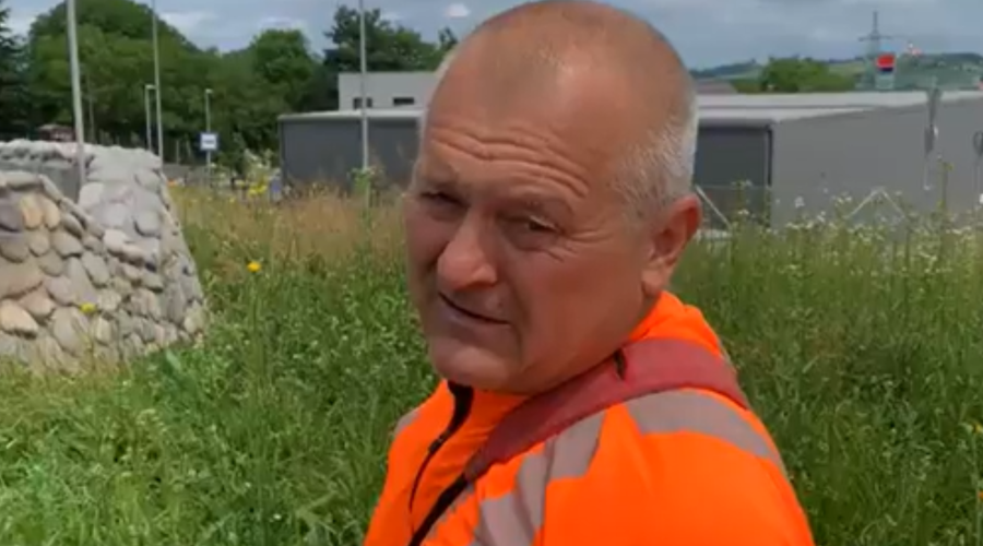 VIDEO: Franc Kangler s kosilnico v roki po zaraščenem Mariboru: "Sredi junija smo pa je meter trave" (foto: Facebook/Franc Kangler)