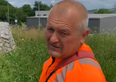 VIDEO: Franc Kangler s kosilnico v roki po zaraščenem Mariboru: "Sredi junija smo pa je meter trave"