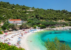 Počitnice pri sosedih so se spremenile v nočno moro: umrla je 68-letna Slovenka