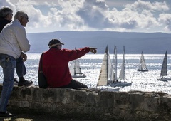 Pijani Ukrajinec na Hvaru nadlegoval natakarico, ta pa ga je porinila v morje, ko je priplezal na obalo, je sledil še en ŠOK