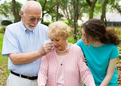 Najstniki, imate izkušnjo s svojcem z demenco? Ustvarjalci dokumentarca potrebujejo vašo pomoč