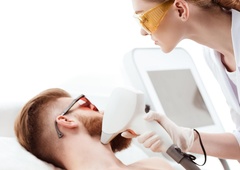 Saj ni res, pa je: stara se vzvratno, za doseganje videza osemnajstletnika je porabil že dva milijona