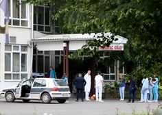Drama na osnovni šoli v Lukavcu: učenec streljal s pištolo in hudo ranil učitelja