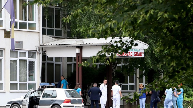Drama na osnovni šoli v Lukavcu: učenec streljal s pištolo in hudo ranil učitelja (foto: Pixsell/Bobo)