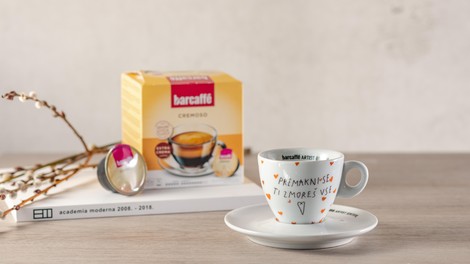 NOVO pri Barcaffè:  Umetnika Sandro in Lunar s skodelicami za kavo v kapsulah