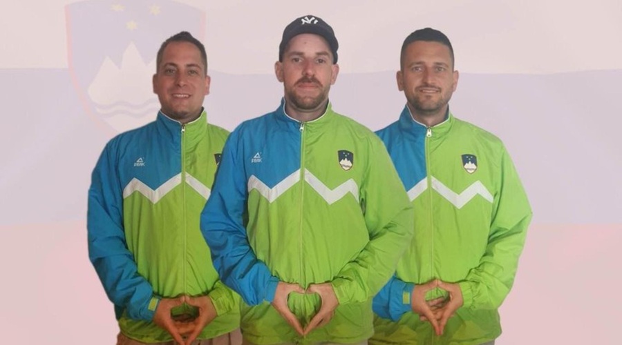 Slovenski predstavniki na evropskem prvenstvu v seksu. Levo in desno stojita žiranta, Romeo Rene in Žiga Sedevčič. Na sredini je tekmovalec: Mister Riddle. (foto: Dobra družba)