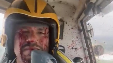 Šok! Med pilotiranjem vojaškega letala v pilota priletela velika ptica (VIDEO)