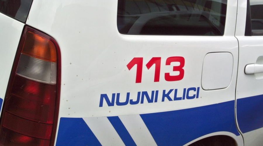V Kopru neodgovorna mama v parkiranem vozilu pustila dva majhna otroka (foto: Bobo)